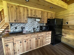 Réfrigérateur, micro-ondes, plaque de cuisson, grille-pain