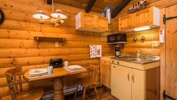 Kjøleskap, mikrobølgeovn, kokeplater og brødrister