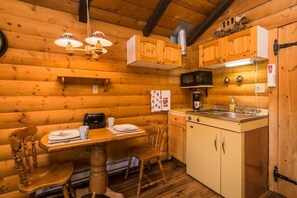 Kjøleskap, mikrobølgeovn, kokeplater og brødrister