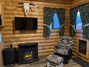 TV, fireplace - The Moose cabin - Bear Creek Cabins (County Of Wetaskiwin No. 10)