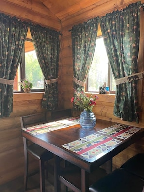 Dining - The Moose cabin - Bear Creek Cabins (County Of Wetaskiwin No. 10)