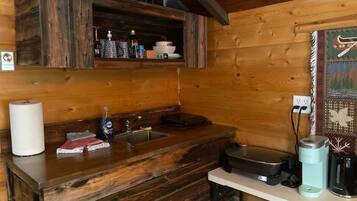 Een koelkast, een microgolfoven, een kookplaat, een broodrooster