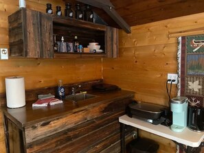 Kjøleskap, mikrobølgeovn, kokeplater og brødrister