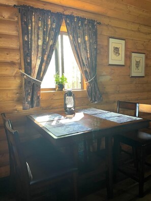 Dining - The Lynx cabin - Bear Creek Cabins (County Of Wetaskiwin No. 10)