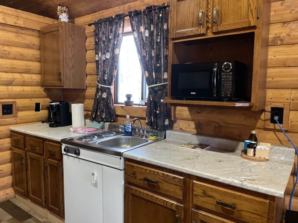 Kjøleskap, mikrobølgeovn, kokeplater og brødrister