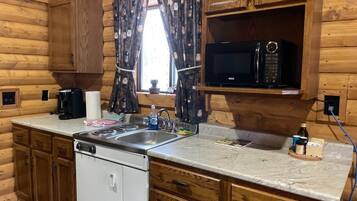 Kjøleskap, mikrobølgeovn, kokeplater og brødrister