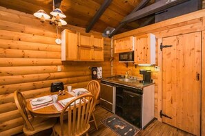 Kühlschrank, Mikrowelle, Herdplatte, Toaster