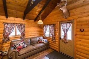Living area - The White Tail Cabin - Bear Creek Cabins (County Of Wetaskiwin No. 10)