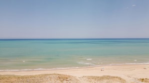 På stranden