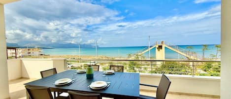 屋外ダイニングエリア