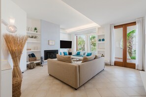 TV, fireplace - Villa Botanica, relax e privacy (ALCAMO)