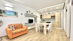 Un saló modern amb un sofà i una taula de menjador.