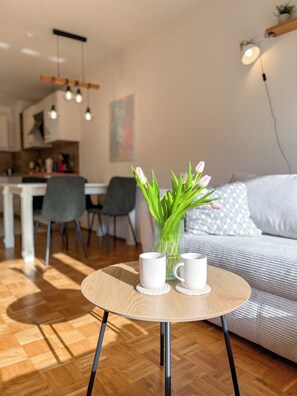 Smart-TV, Bücher, Stereoanlage