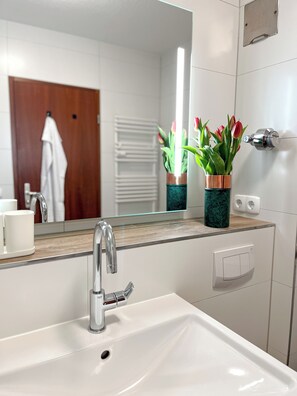 Suihku, hiustenkuivaaja, pyyhkeet, saippua