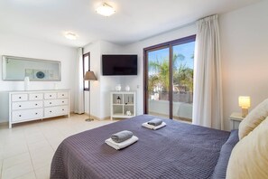 Iron/ironing board, free WiFi, bed sheets - Villa Lorena by Villa Plus (Montaña Roja)