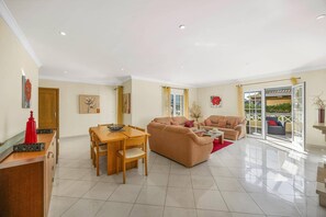 Interior - Villa Caly by Villa Plus (Olhos de Água)