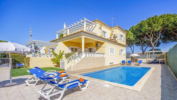 A two-story house with a swimming pool, outdoor seating, and a covered patio. - Villa Caly by Villa Plus (Olhos de Água)