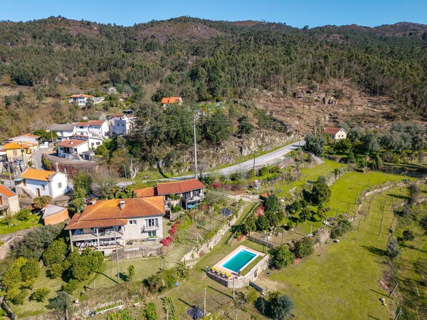 Un quartiere residenziale con case, una piscina e una strada.