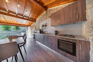 Réfrigérateur, micro-ondes, plaque de cuisson, cafetiÚre/bouilloire