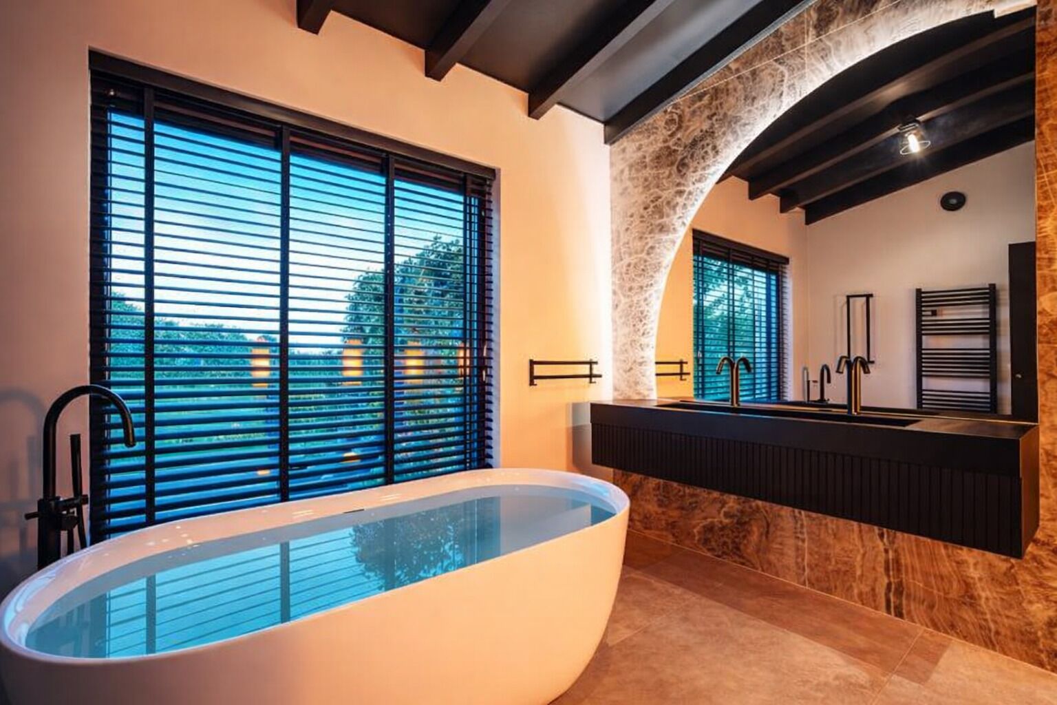 Een haardroger, handdoeken, zeep, toiletpapier