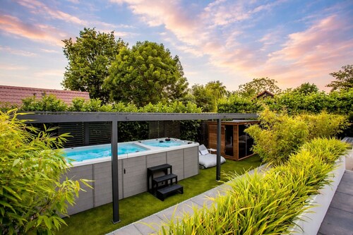 Luxury spa villa with a wonderful jacuzzi and sauna!