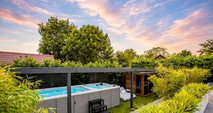 Luxury spa villa with a wonderful jacuzzi and sauna!