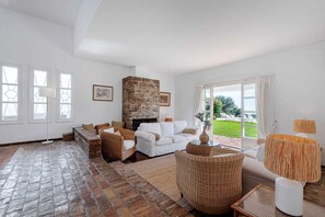 Smart TV, chimenea y libros 