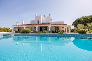 Outdoor pool, a heated pool - Family Villa With Pool Near Armacao De Pera Beach (Porches)