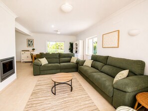 TV, fireplace, books - Family Villa With Pool Near Armacao De Pera Beach (Porches)