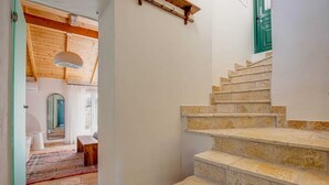 Eine Treppe mit Steinstufen, die zu einer oberen Etage führen.