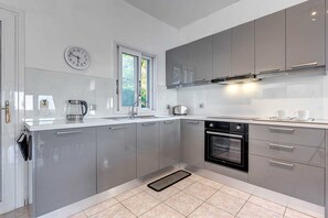 Refrigerador, horno, parrilla de estufa y cafetera y tetera 