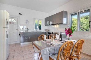 Fridge, oven, stovetop, coffee/tea maker - Spiti Paralia – Seaside Home Near Porto Timoni, St George Corfu (Corfu)