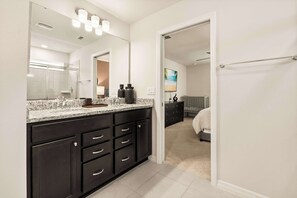 Shower, hair dryer, towels, soap - Davenport Villa 5BR Retreat, Sleeps 12 (Davenport)