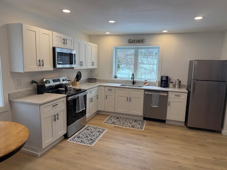 Microwave, oven, stovetop, dishwasher. Relaxing Rutland Retreat Near Skiing, Dining & Hiking
