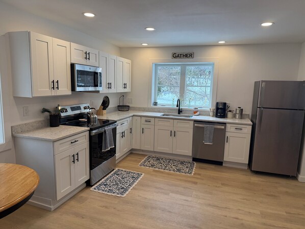 Mikrowelle, Ofen, Herdplatte, Geschirrspüler