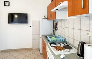 Fridge, oven, stovetop, cookware/dishes/utensils - Cozy apartment in Necujam with WiFi (Necujam)
