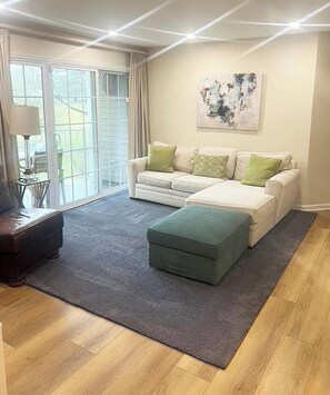 TV, books - Quiet, bright condo near Princeton University + Rutgers University (Franklin Township)