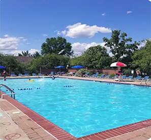 Outdoor pool - Quiet, bright condo near Princeton University + Rutgers University (Franklin Township)