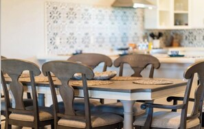 Townhome | In-room dining - 3201 S. 11th St - New Wave Rentals (Port Aransas)