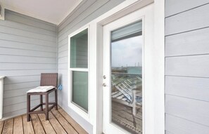 Terrace/patio - 3201 S. 11th St - New Wave Rentals (Port Aransas)