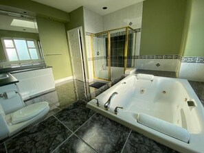 Superior-Doppelzimmer, Terrasse, Blick auf den Innenhof | Badezimmer