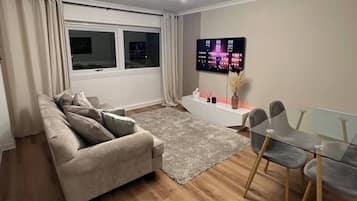 Apartment, 2 Bedrooms, City View | Living room