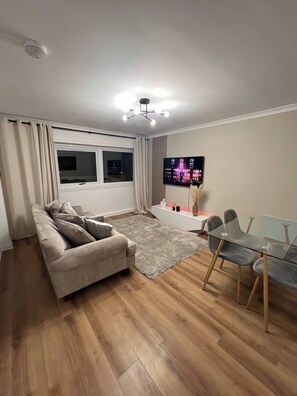 Apartment, 2 Schlafzimmer, Stadtblick | Wohnzimmer