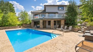 Ein modernes, zweistöckiges Gebäude mit Pool, Außenbereich und Balkon.