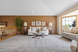 TV, fireplace - Riverway Retreat - Spokane Valley (Spokane Valley)