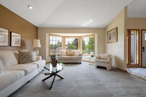 Smart TV, fireplace - Riverway Retreat - Spokane Valley (Spokane Valley)