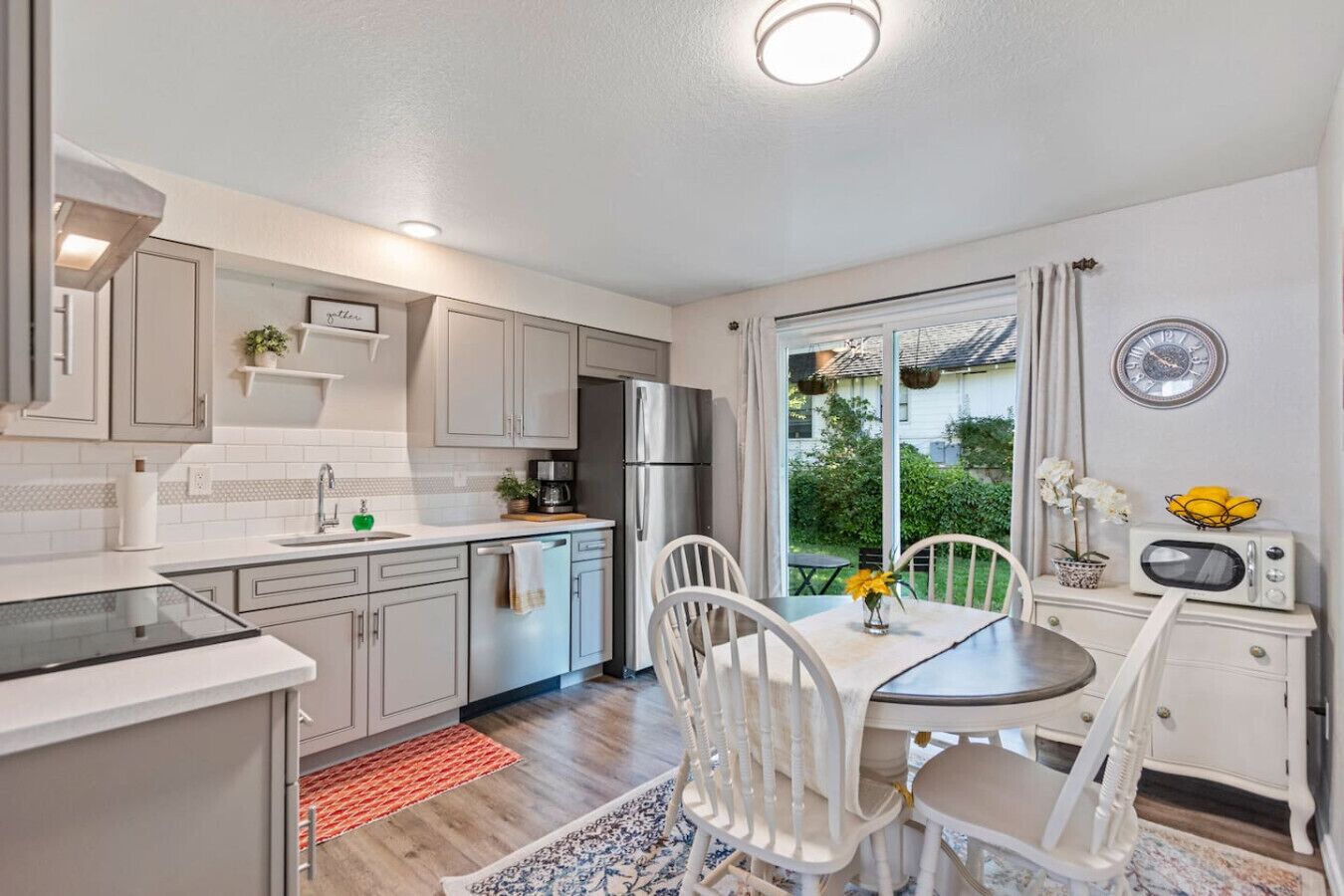 Fridge, oven, stovetop, dishwasher