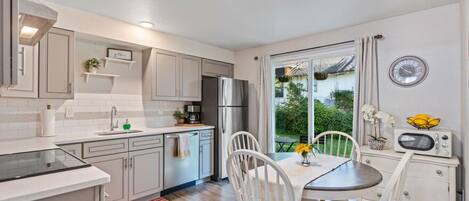 Kühlschrank, Ofen, Herdplatte, Geschirrspüler