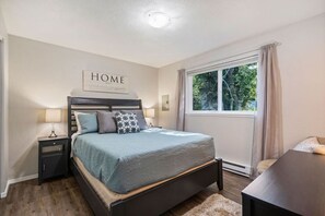 Escriptori, wifi i roba de llit 