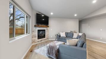 Televisie en een open haard